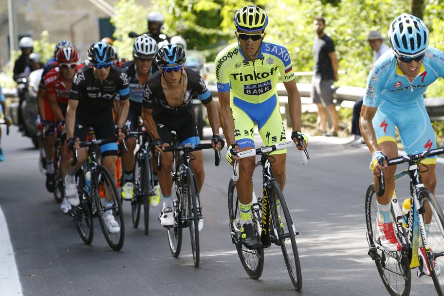 Contador nel gruppo dei migliori, ma con le prime salite lo spagnolo perde il compagno di squadra Rogers e resta isolato, con il solo Kreuziger in fuga. Bettini